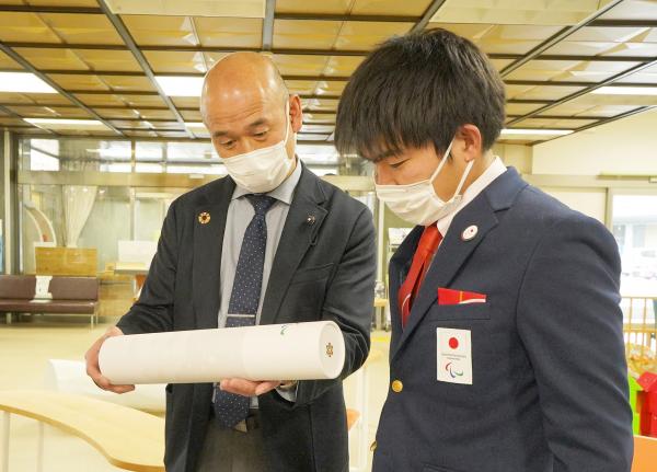 布俣正也県議、岩本啓吾選手写真