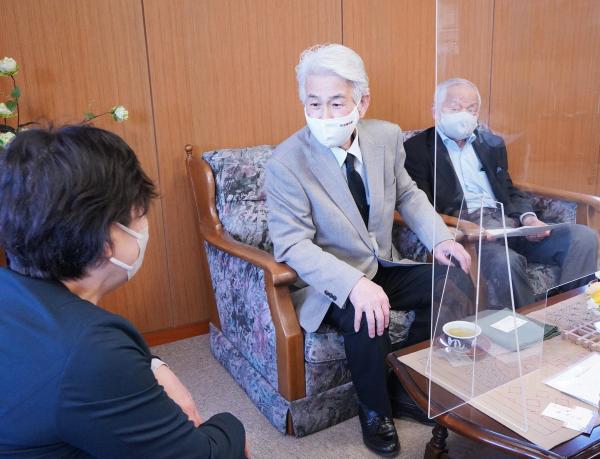 駒侑記扶代表、平瀬徹夫さん、沖畑教育長写真(2)