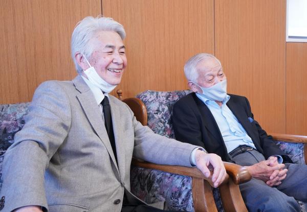 駒侑記扶代表、平瀬徹夫さん、沖畑教育長写真(3)