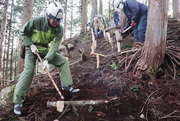 小島城址公園登城道の整備風景写真(6)