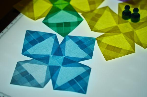 透かし折り紙制作風景(1)
