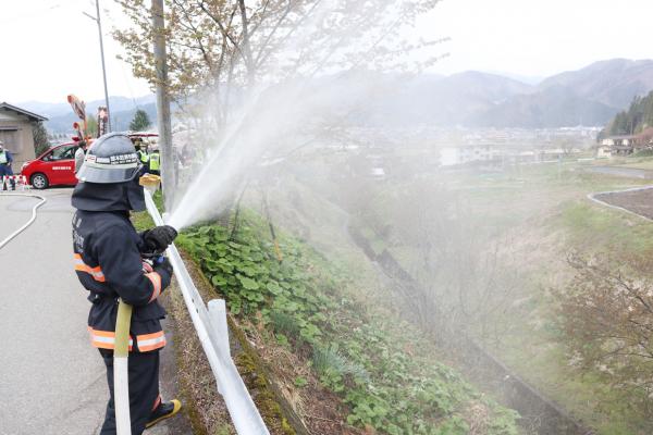 【春の山火事予防運動「消防訓練」の様子】写真(1)