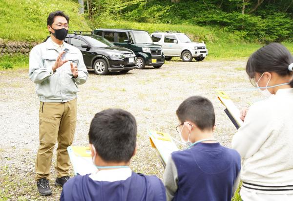 宮川小児童が稚鮎を放流の様子3