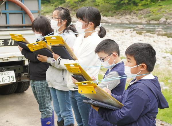 宮川小児童が稚鮎を放流の様子4