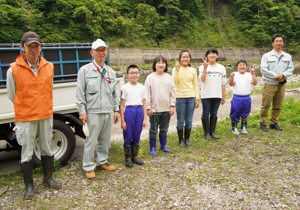 宮川小児童が稚鮎を放流の様子7