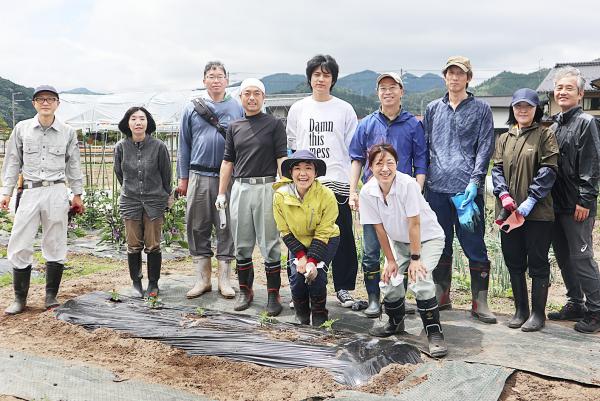 苗の移植作業の様子(6)