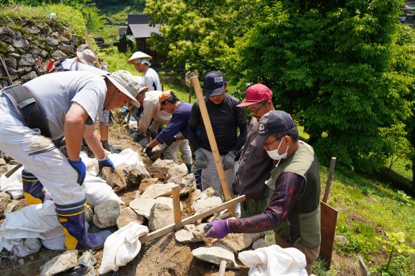 石積み修繕の様子