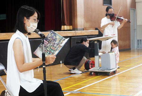 読み聞かせとバイオリン演奏の様子