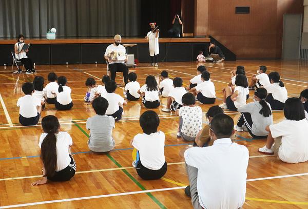 読み聞かせとバイオリン演奏の様子