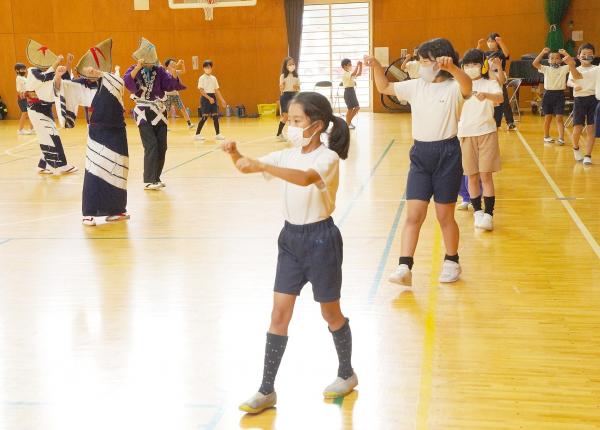 盆踊り体験の様子(3)