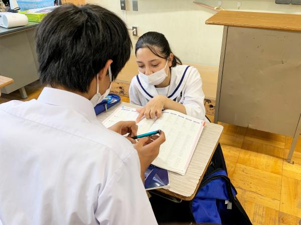 吉城高校生による小学生への学習サポート