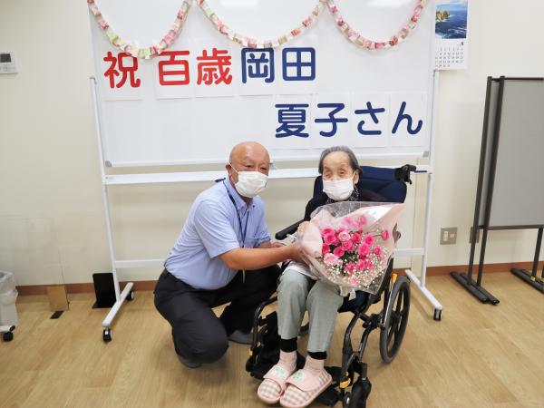 田中夏子さんと藤井市民福祉部長