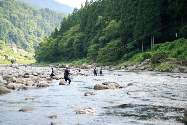 アユ釣り大会の様子