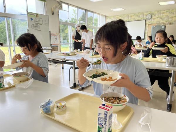 ふるさと学校給食の様子