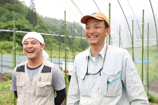 頼れる先輩と一緒にわらび粉生産にはげむ前原さん