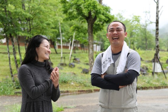 同時期に移住してきた須藤彩子さんと、仕事後に談笑する前原さん