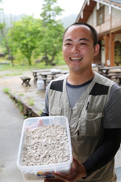 わらび粉を持って明るく語る前原さん