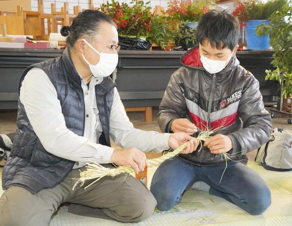 しめ縄作りの様子(1)