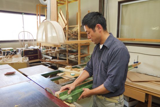 自慢の工房で働く堅田さん