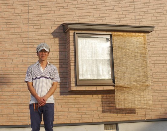家族との時間を大切にする山田さんの自宅前で