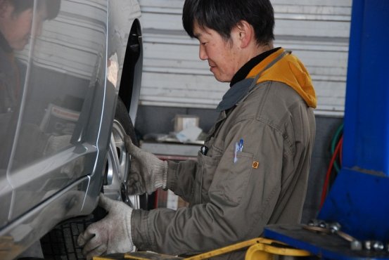 高山で自動車整備士として働く山田さん