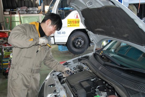 高山で自動車整備士として働く山田さん