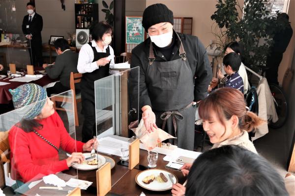 試食会の様子(1)