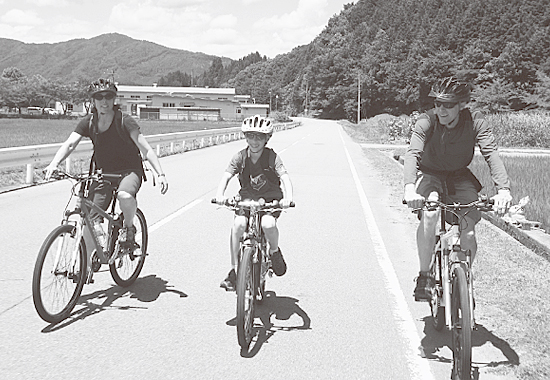 飛騨里山サイクリングを楽しむ外国からの旅人の画像