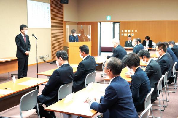 総会の様子　牛丸会長のあいさつ