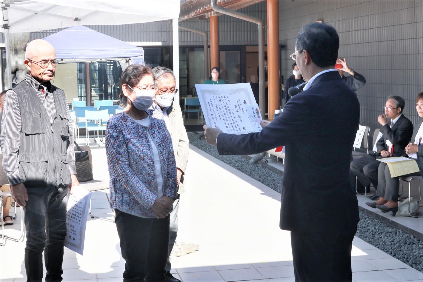 飛騨市美術館前にて表彰式の様子