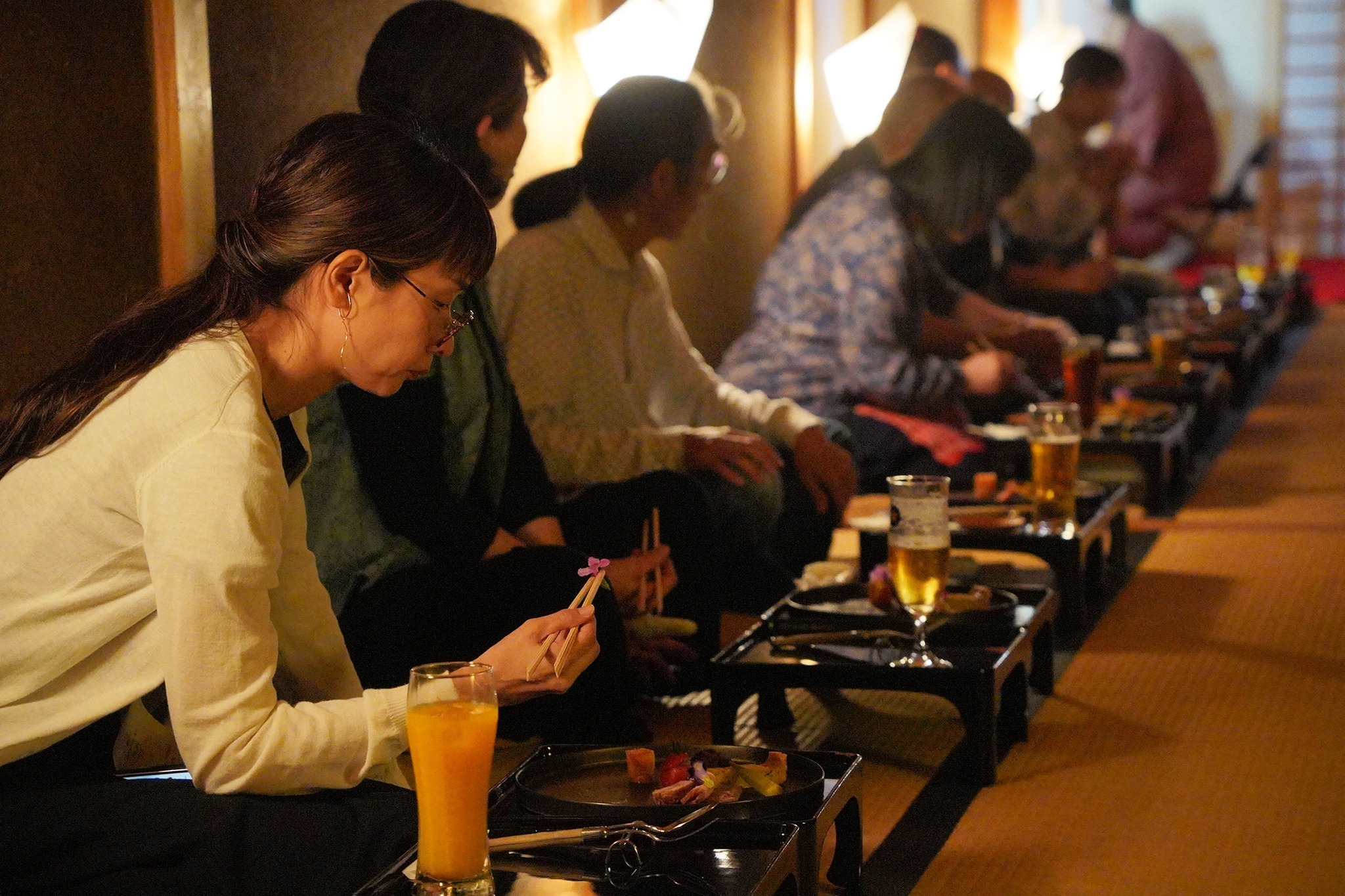 夜の江馬氏館跡公園にて食事を楽しむ様子