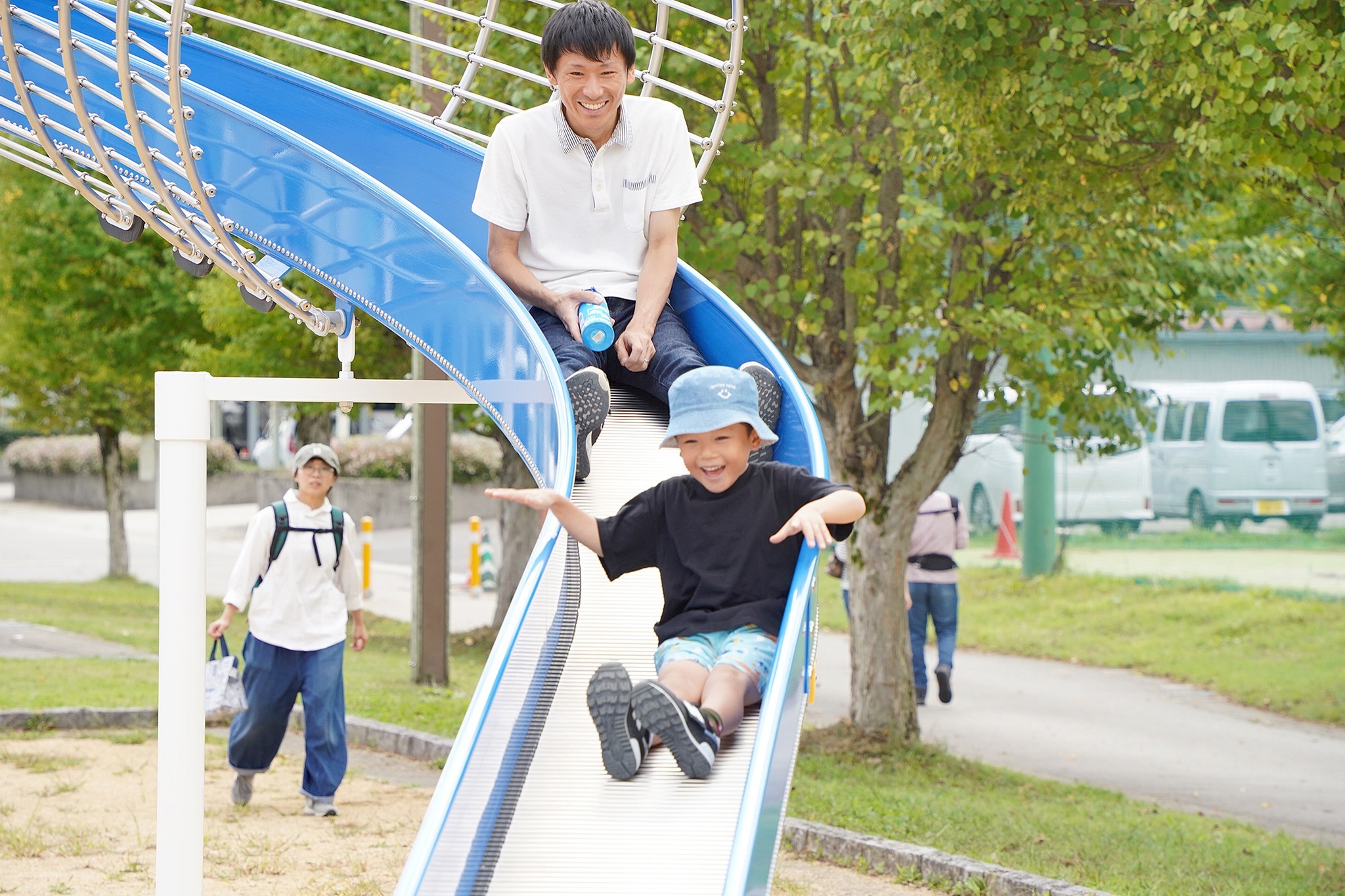 杉崎公園の遊具で遊ぶ親子の様子