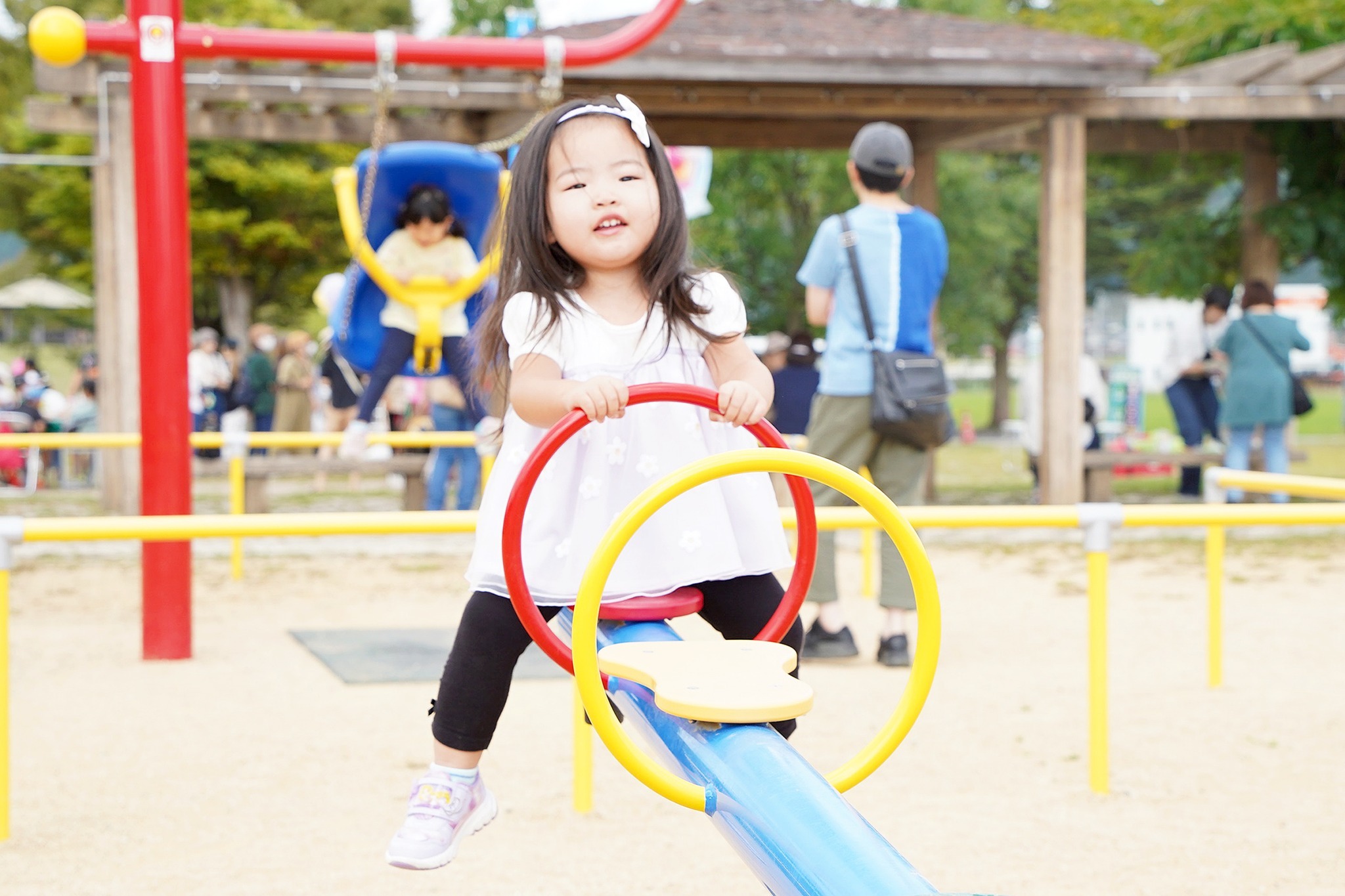 杉崎公園の遊具で遊ぶ子どもの様子