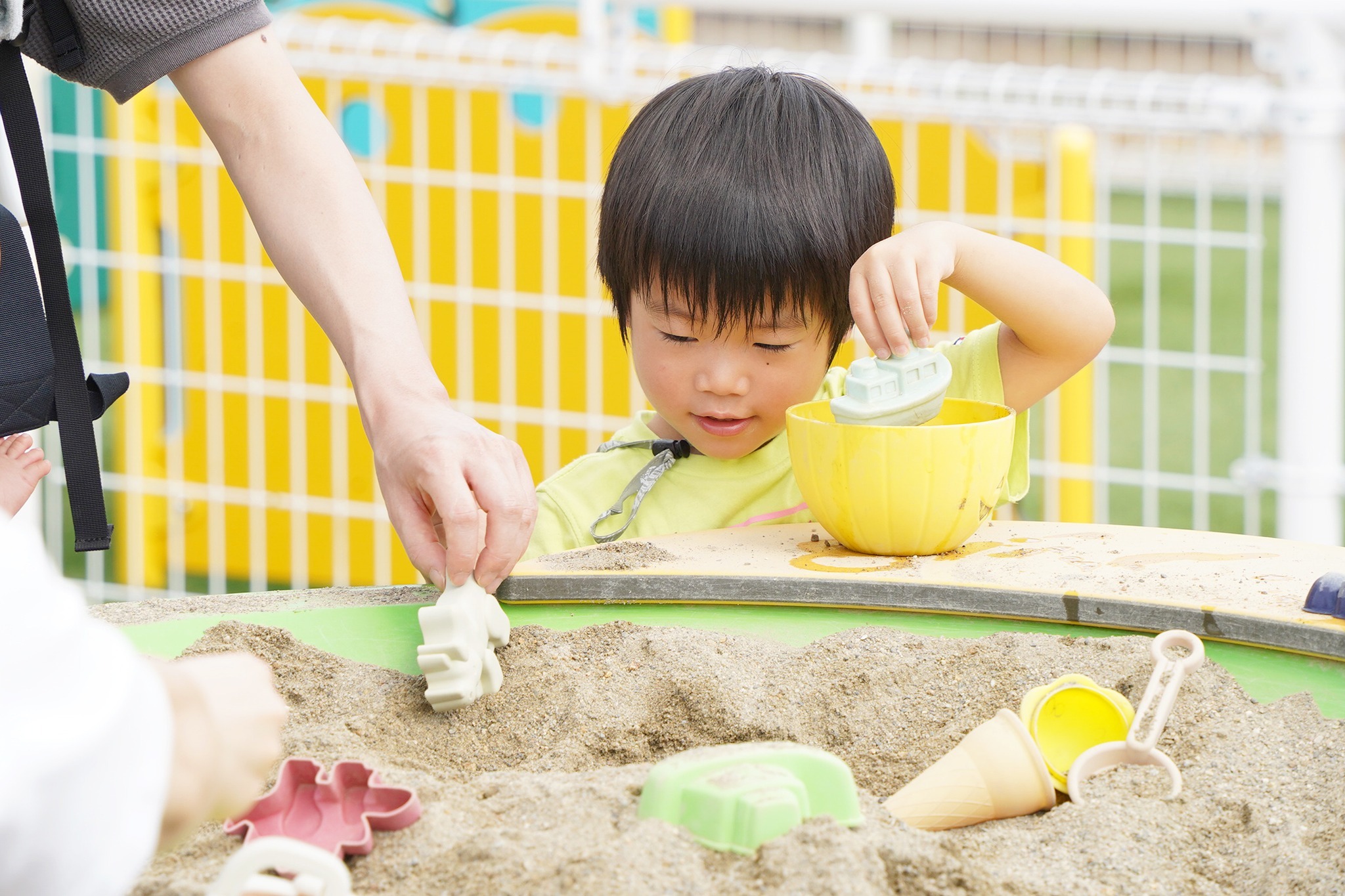 砂場遊びをしている子ども