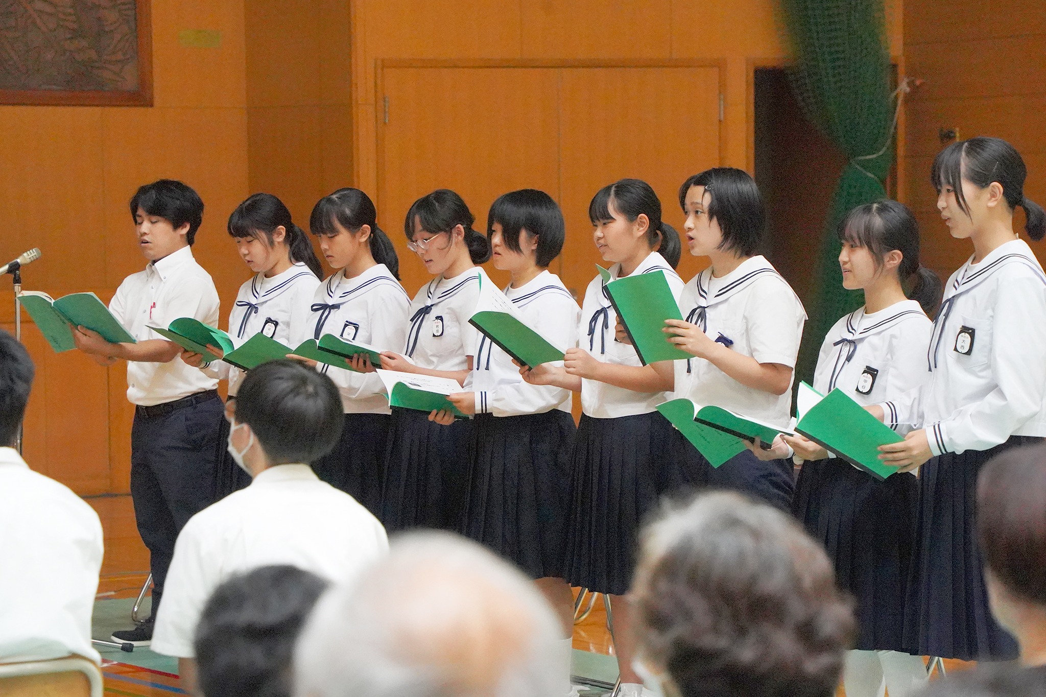 朗読劇に参加する生徒の様子