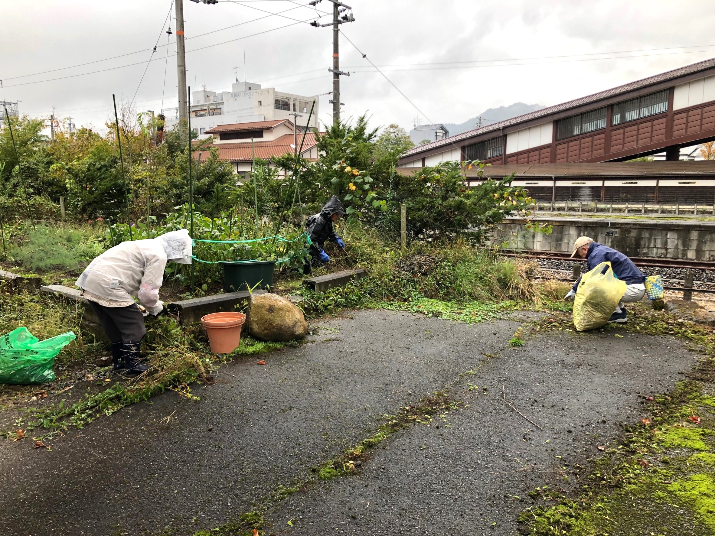 古川駅近くでの活動の様子