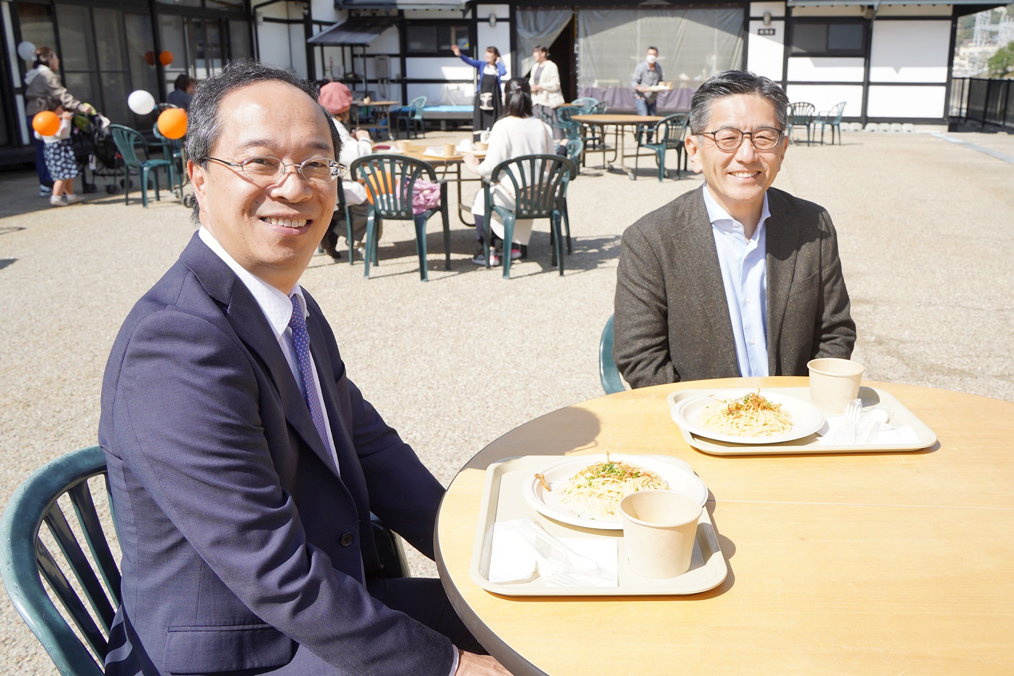 料理を楽しむ都竹市長と