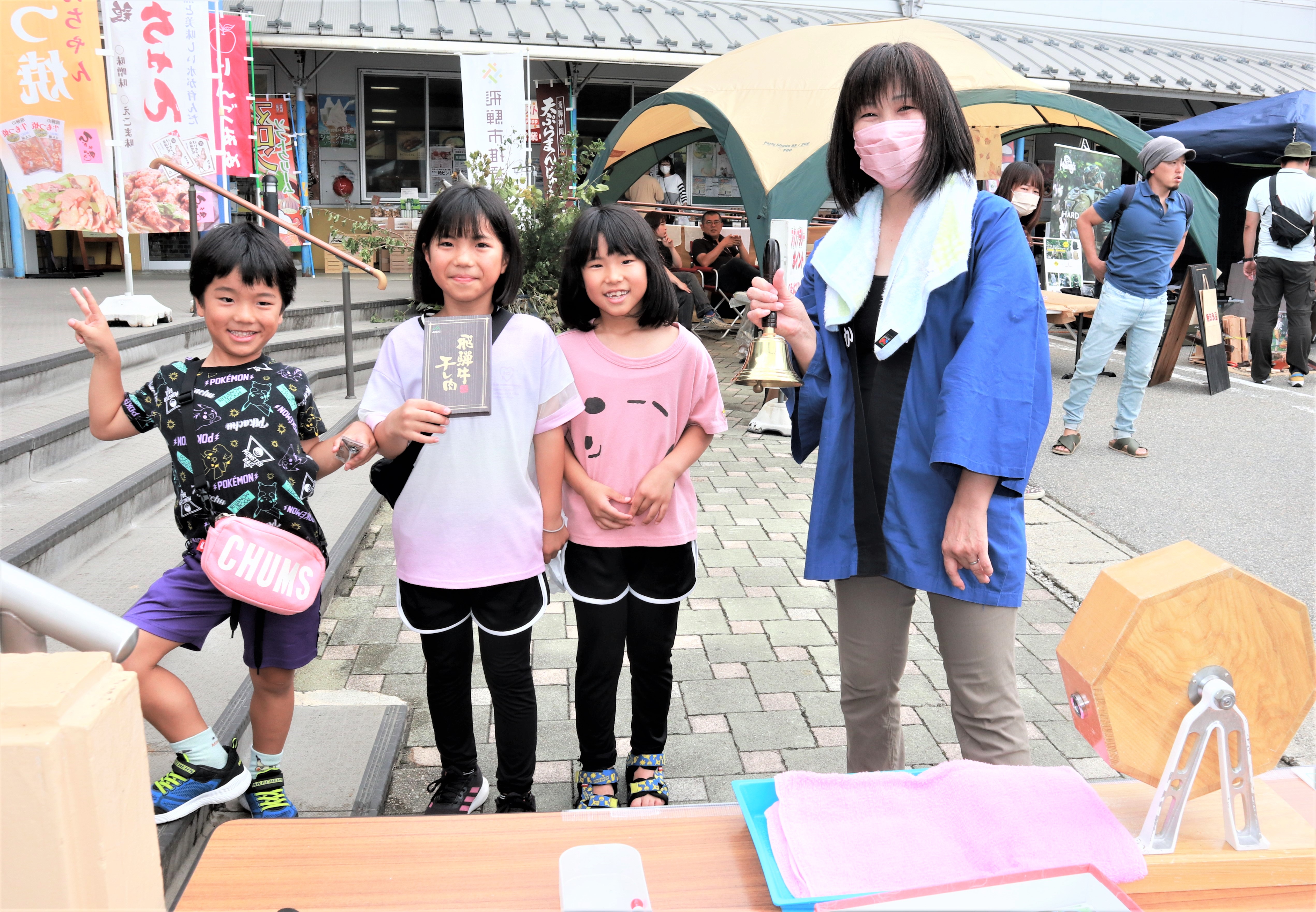 感謝祭を楽しむ参加者