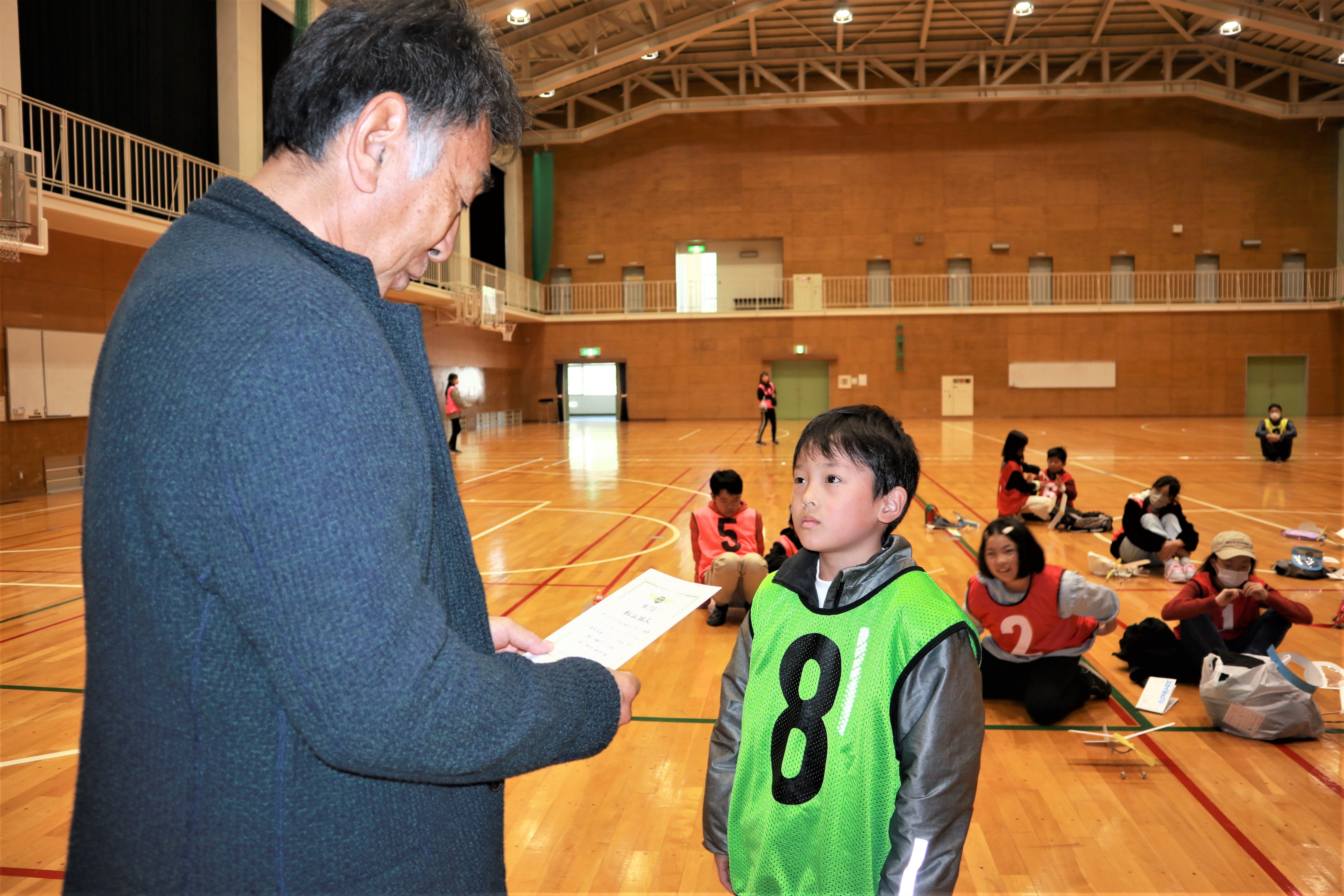 修了証を渡す高津航空スポーツ室長