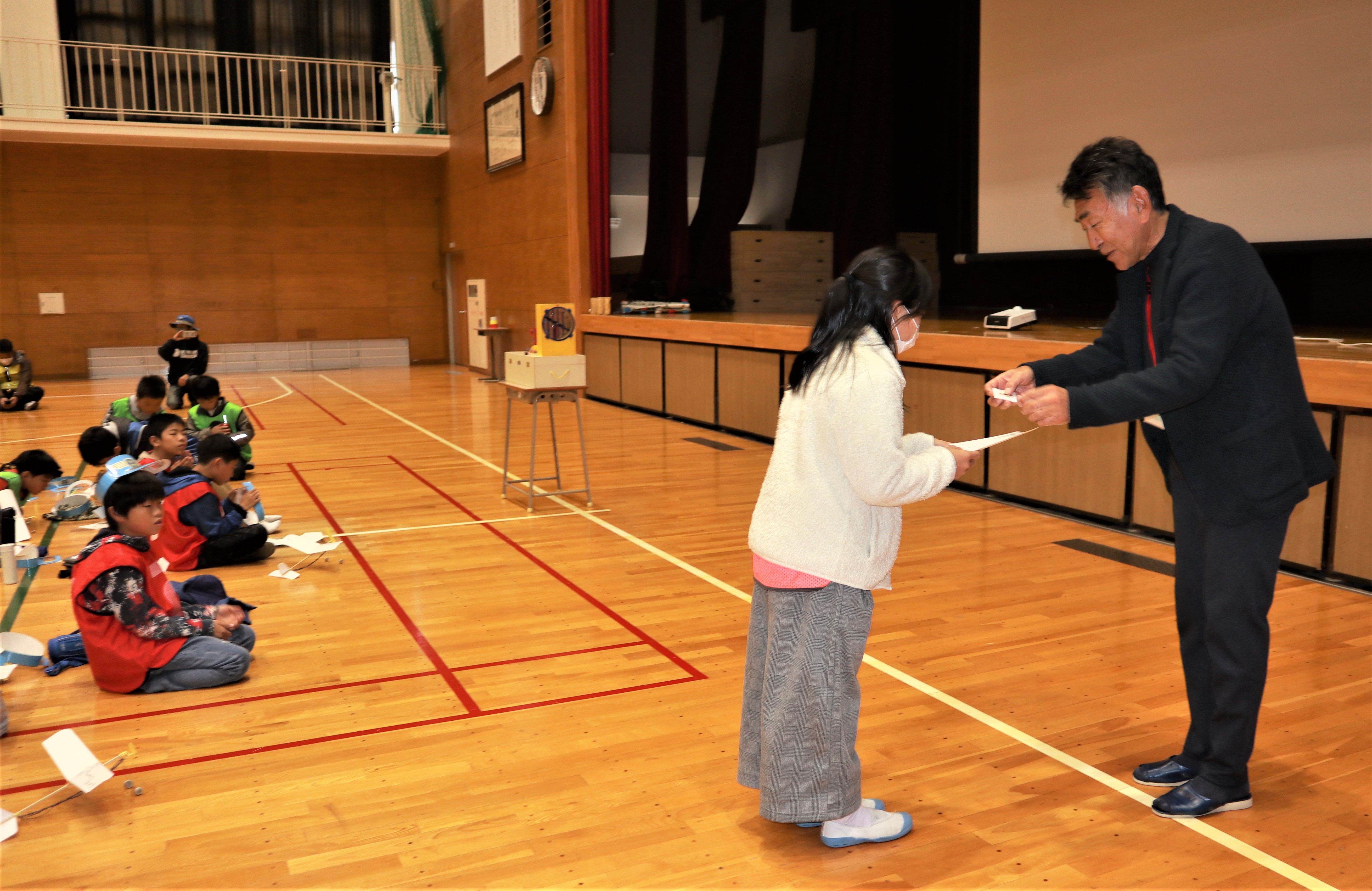 終了証を渡す高津航空スポーツ室長