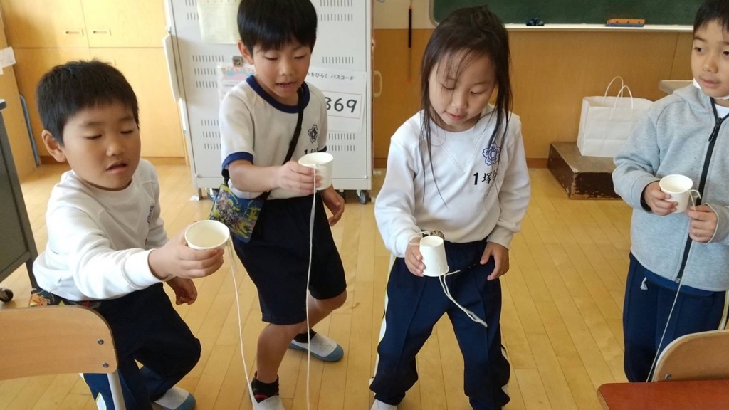 つくったおもちゃで遊ぶ様子