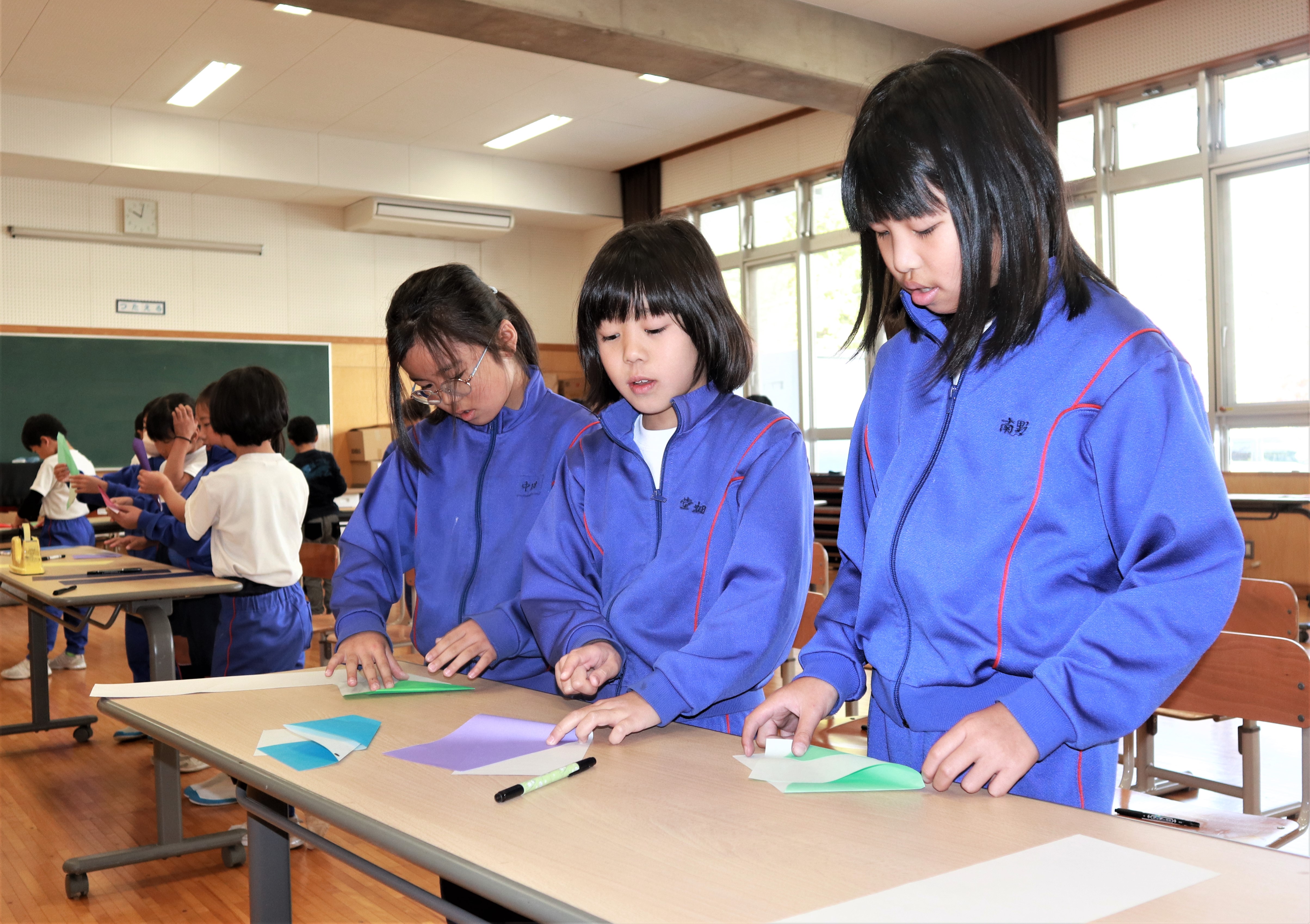 児童が折り紙を折る様子