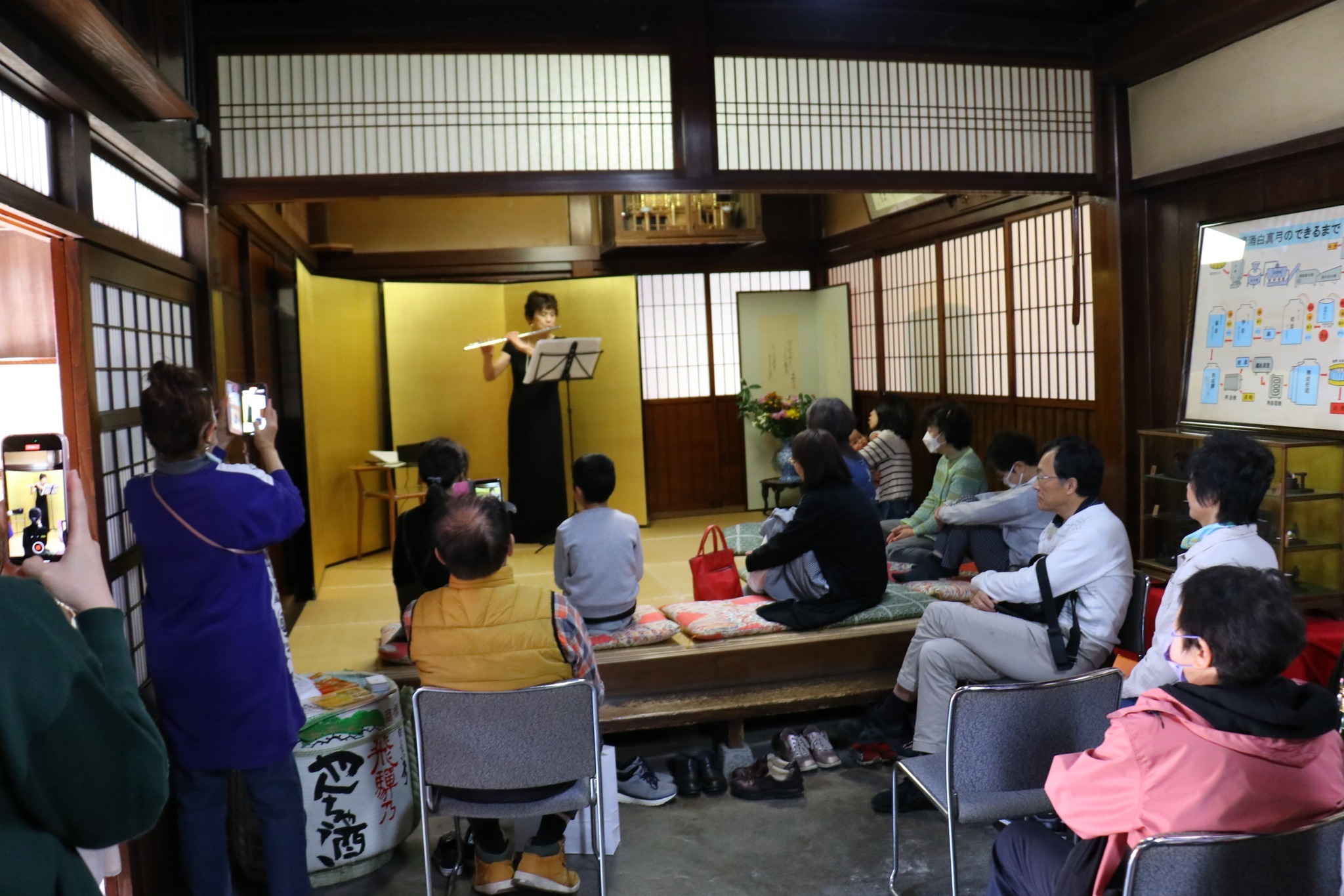 酒蔵での楽器演奏の様子