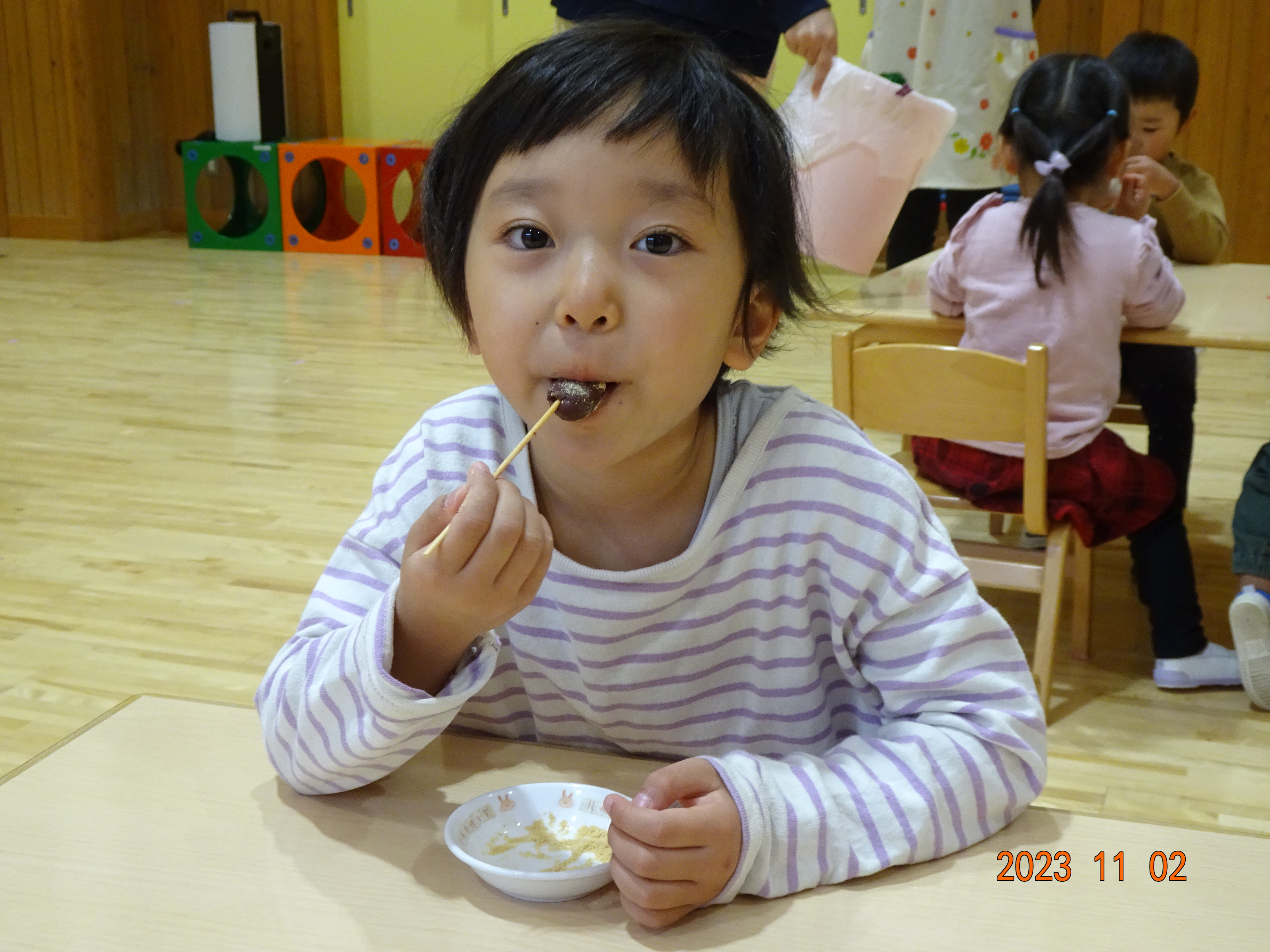 きび団子の試食の様子