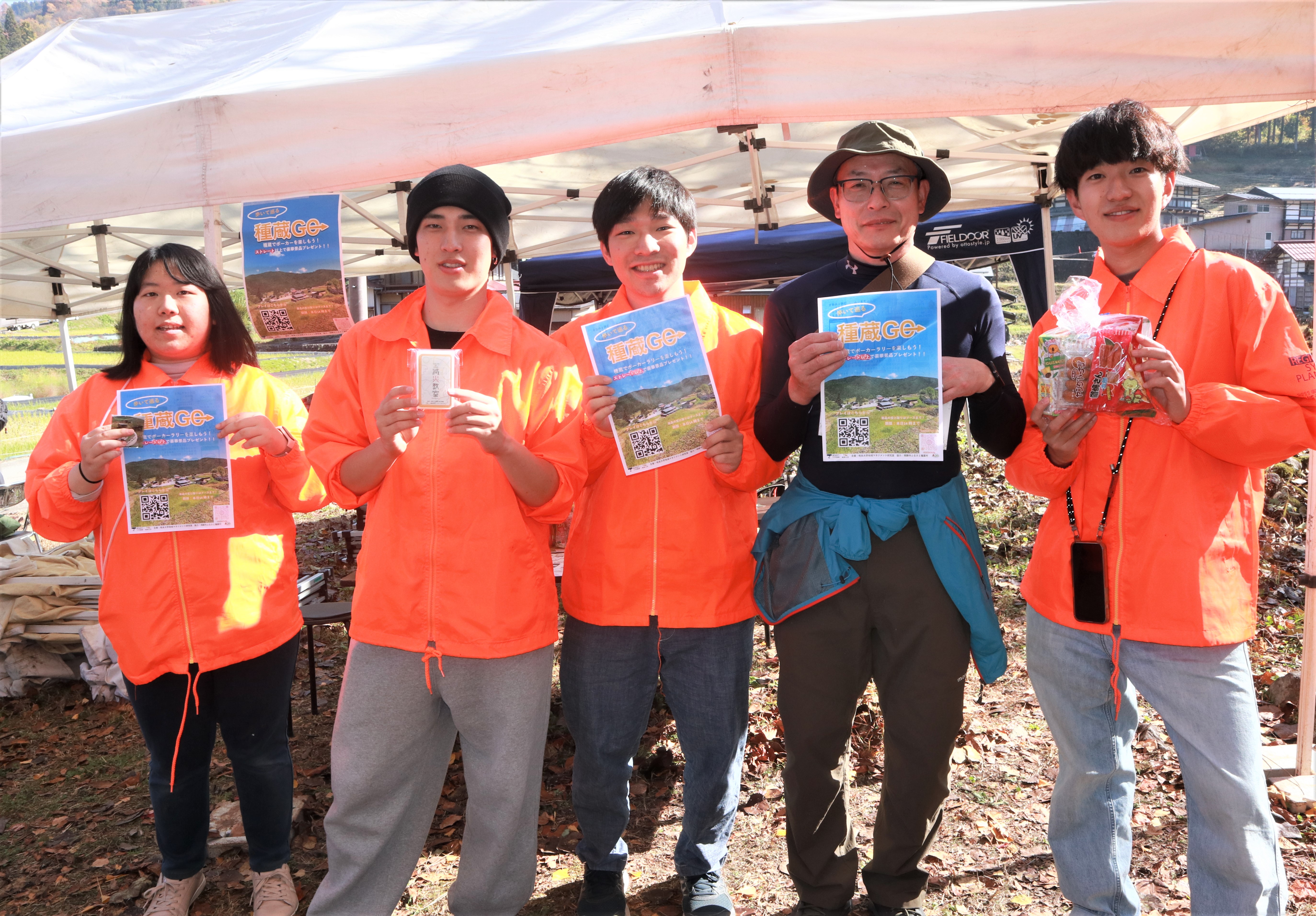 ポーカーラリーを行っている岐阜大地域マネジメント研究室の皆さん