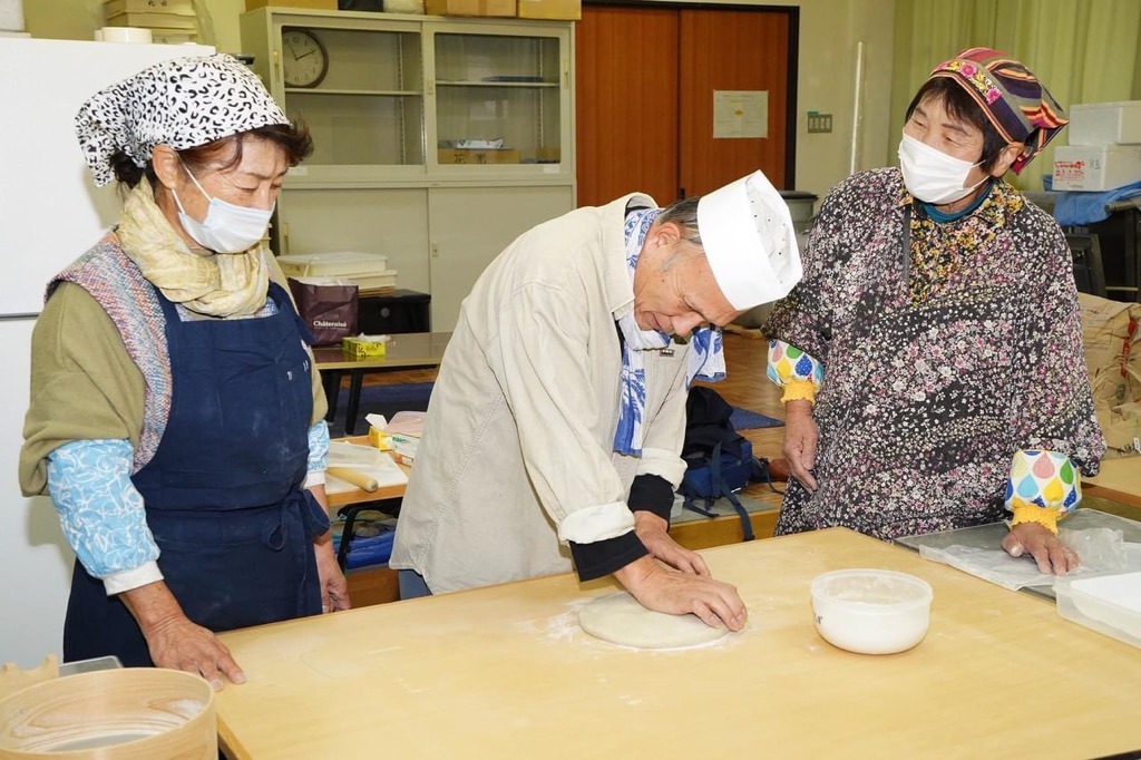 そば打ち体験の様子