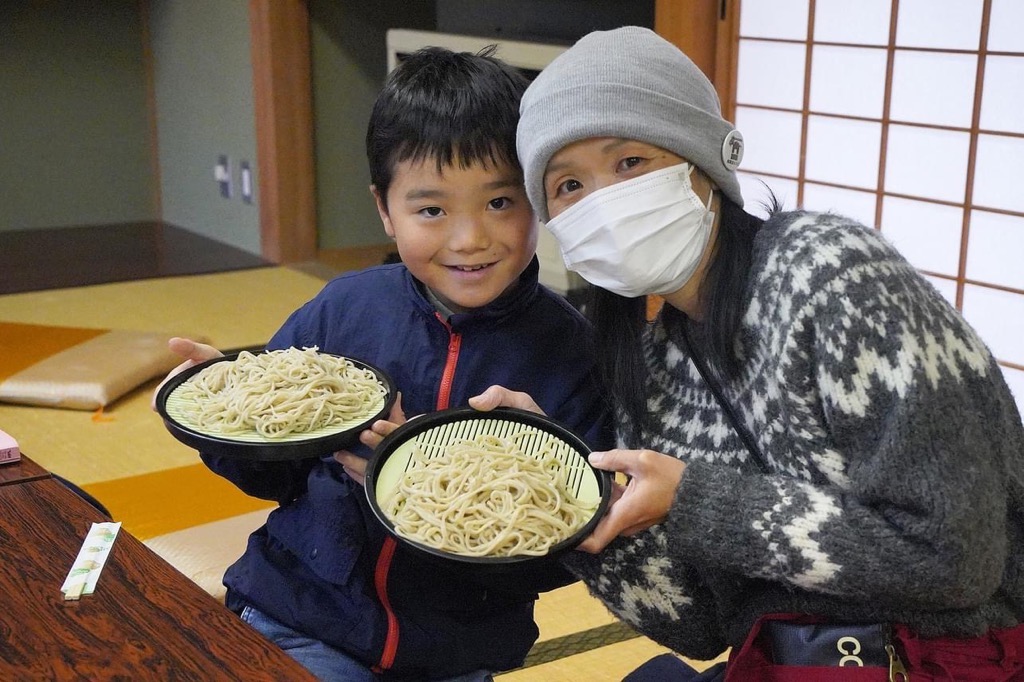 そばの試食の様子