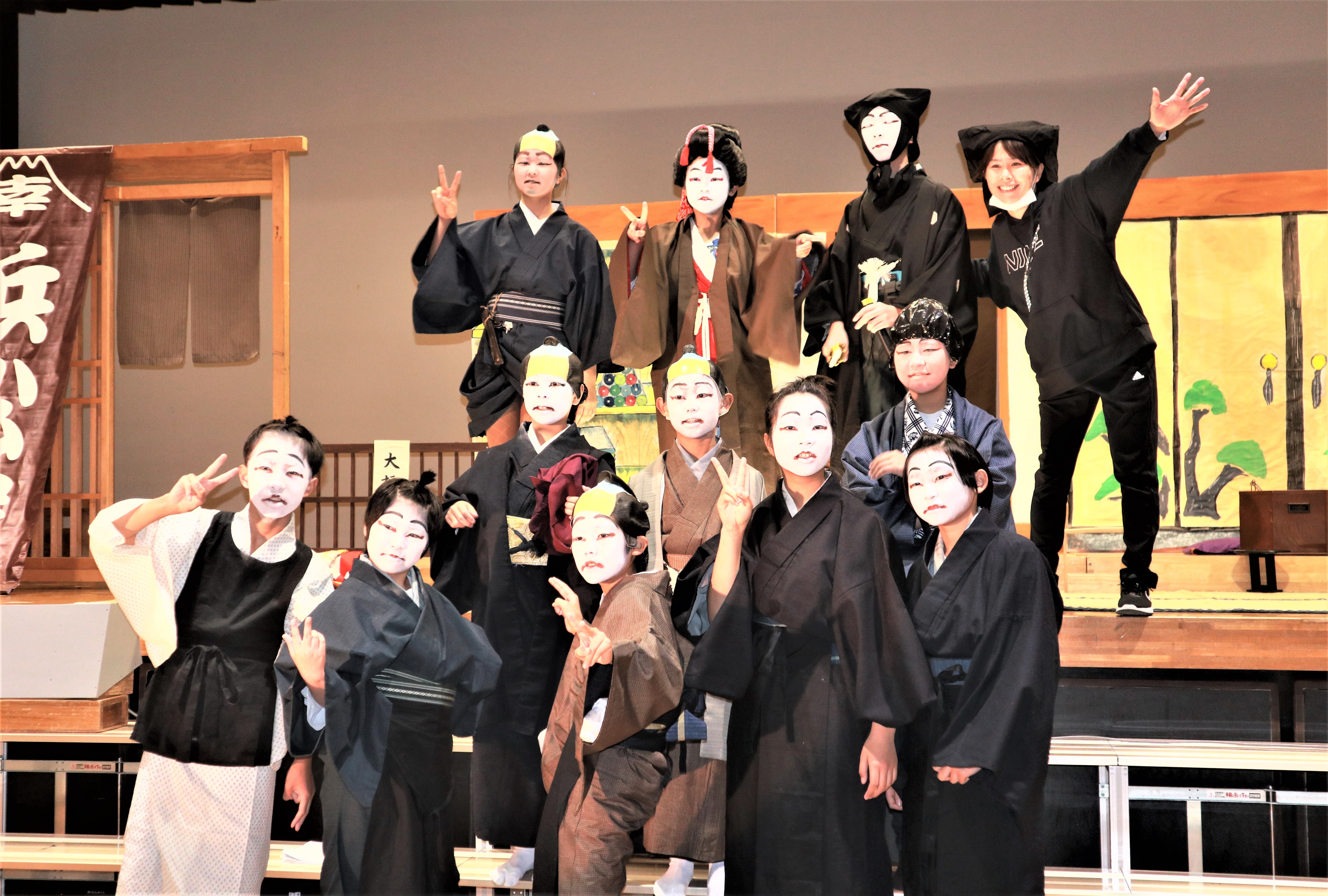 歌舞伎公演を終えた児童