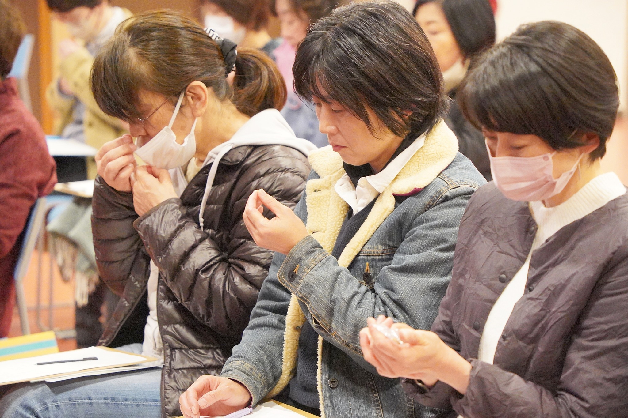 嗅ぎ比べている様子