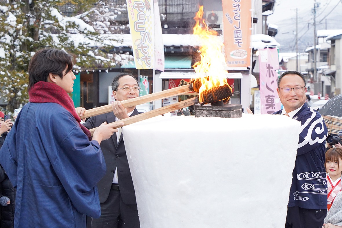 雪像ろうそく点灯式の様子